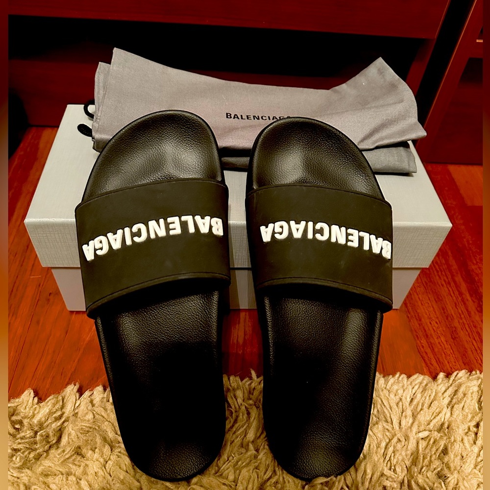 Balenciaga women’s black pool slides US size 10/ EUR size 40